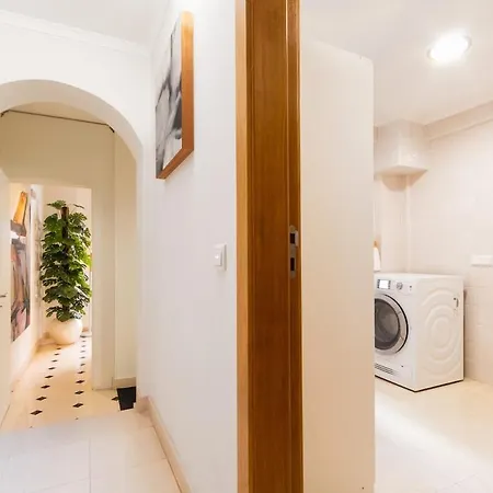 Exquisite Townhouse In Center- Private Garage & Terrace Lisbon