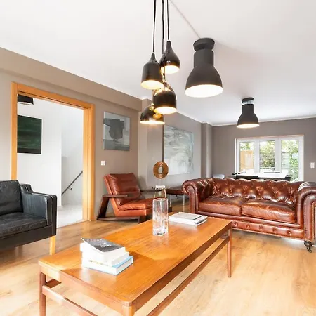 Exquisite Townhouse In Center- Private Garage & Terrace Apartment Lisbon