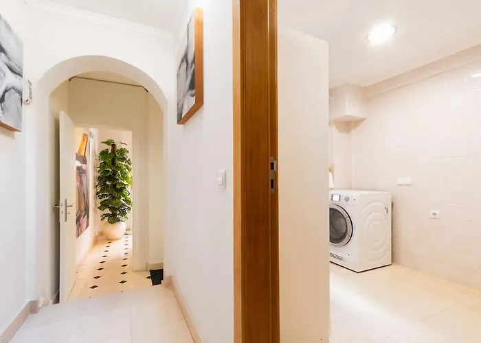 Exquisite Townhouse For Up To 8 In Center Lizbona