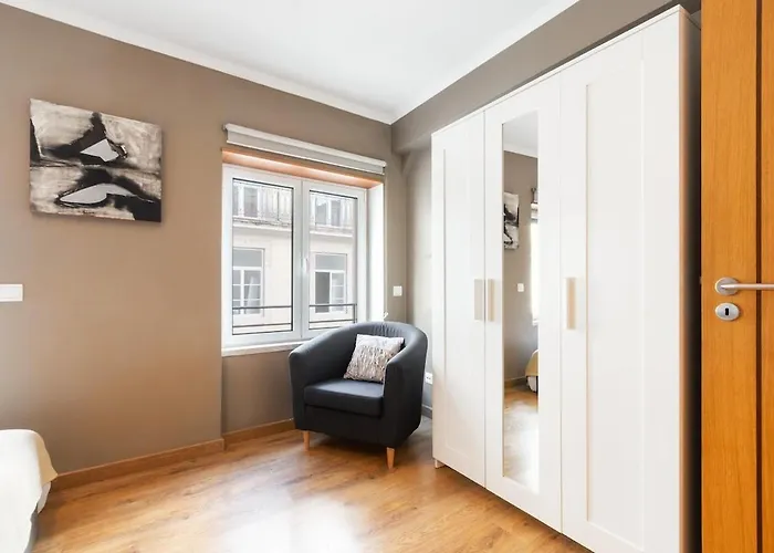 Exquisite Townhouse For Up To 8 In Center *