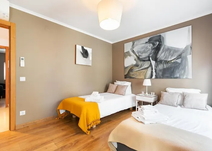 Exquisite Townhouse For Up To 8 In Center