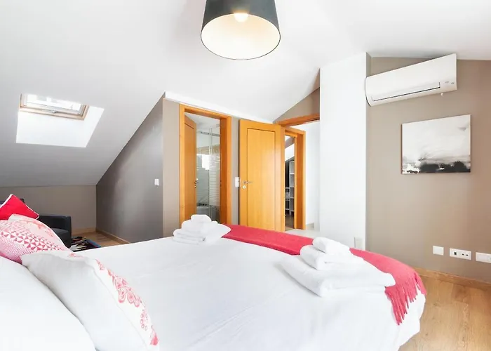 Exquisite Townhouse For Up To 8 In Center