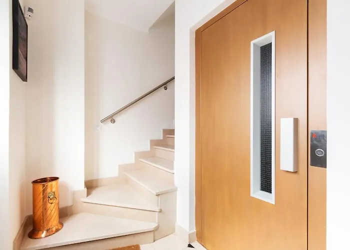 Exquisite Townhouse For Up To 8 In Center ליסבון