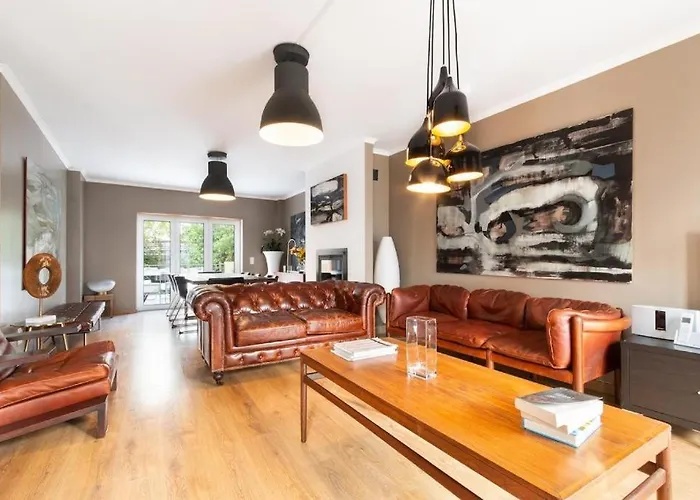 Exquisite Townhouse For Up To 8 In Center