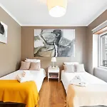 Exquisite Townhouse In Center- Private Garage & Terrace Apartment Lissabon